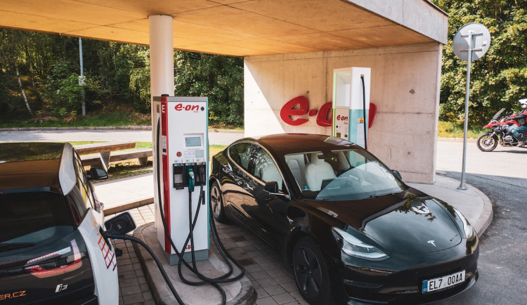 E.ON Drive mění ceny dobíjení. Jednodušší tarify podle výkonu a levnější noční proud