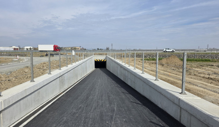 Bezpečně z Bochoře do Přerova. Pod D1 se otevřel klíčový podchod, navazující trasy zatím chybí