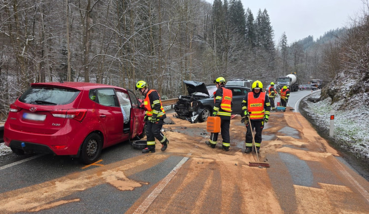 Vážná nehoda ve Víchové, při srážce tří aut se zranili čtyři lidé