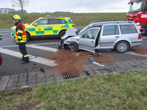 Vážný střet na kruháči u Globusu v Olomouci. Řidiče z auta vystříhávali hasiči