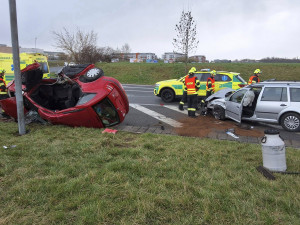 Vážný střet na kruháči u Globusu v Olomouci. Řidiče z auta vystříhávali hasiči