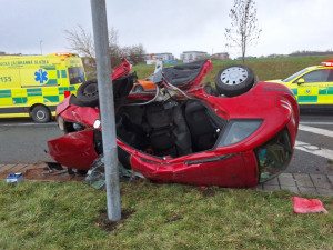 Vážný střet na kruháči u Globusu v Olomouci. Řidiče z auta vystříhávali hasiči