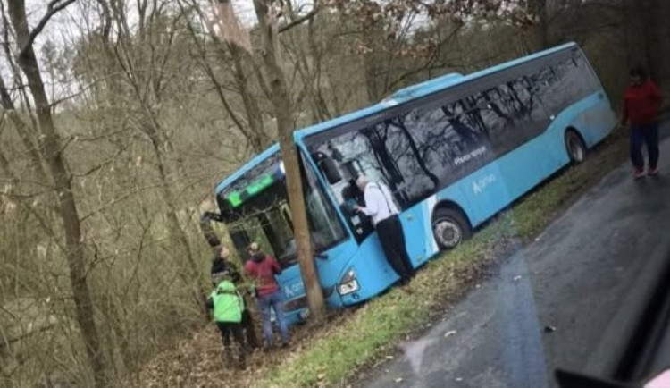 Opilý řidič autobusu MHD havaroval u Přerova. Dostal okamžitou výpověď