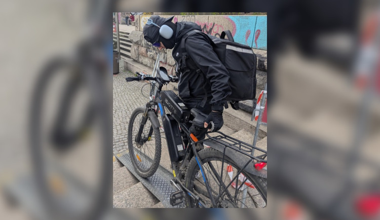 Cyklistovi vypadla z kola baterie a zranila dítě. Od nehody ujel