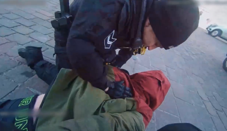 Bodnu tě do krku, vyhrožoval muž strážníkům a pak na ně plivl. Ti tvrdě zakročili