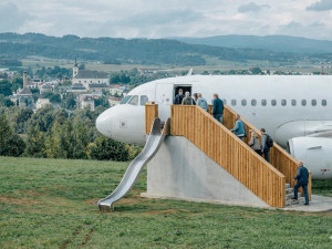 Vyhlídková plošina na kopci Humenec u Zábřehu jako nástupní prostředek do letadla