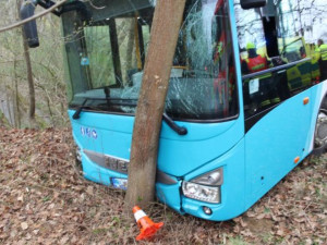 Opilý řidič autobusu MHD havaroval u Přerova. Dostane okamžitou výpověď, primátor zuří