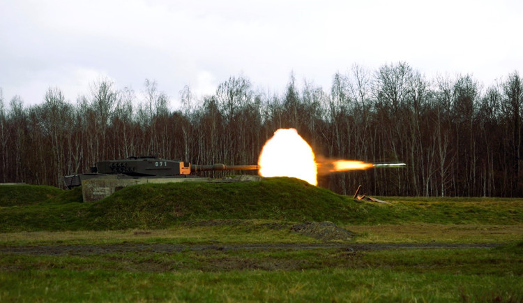 Střelba z tanku Leopard 2A4 - ilustrační foto