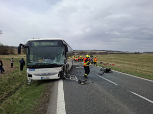 Čelní střet auta s autobusem. Ke hrozivé nehodě na Šternbersku letěl i vrtulník