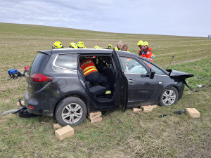 Čelní střet auta s autobusem. Ke hrozivé nehodě na Šternbersku letěl i vrtulník