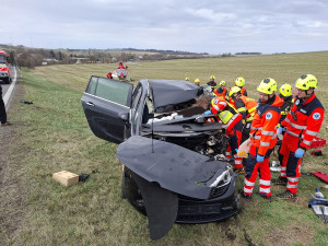 Čelní střet auta s autobusem. Ke hrozivé nehodě na Šternbersku letěl i vrtulník