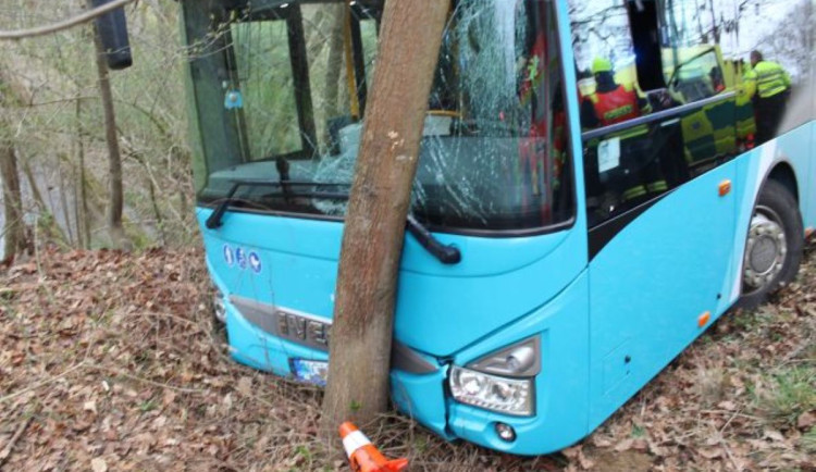 Opilý řidič autobusu MHD havaroval u Přerova. Dostane okamžitou výpověď, primátor zuří