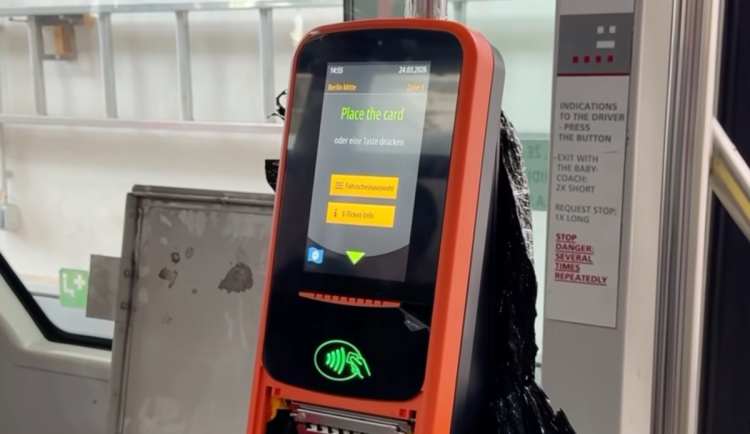 V Olomouci probíhá vzorová montáž validátorů ve vozech MHD