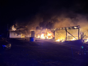Mohutný požár na Šumpersku, shořela stodola a část rodinného domu. Škoda je pět milionů