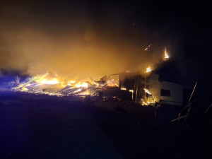 Mohutný požár na Šumpersku, shořela stodola a část rodinného domu. Škoda je pět milionů