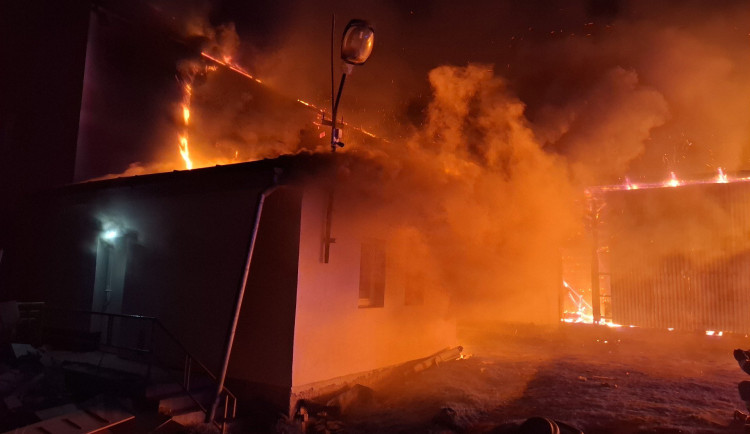 Mohutný požár na Šumpersku, shořela stodola a část rodinného domu. Škoda je pět milionů