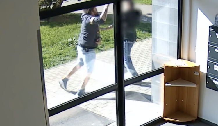 Brutální napadení mezi paneláky. Muž bojuje o život, agresor utekl