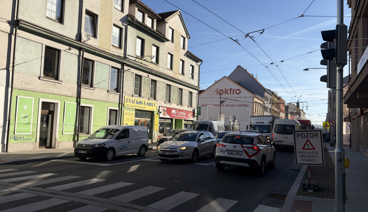 Dopravní peklo začalo. Auta stojí v centru, na Rudolfovské i na levobřežce