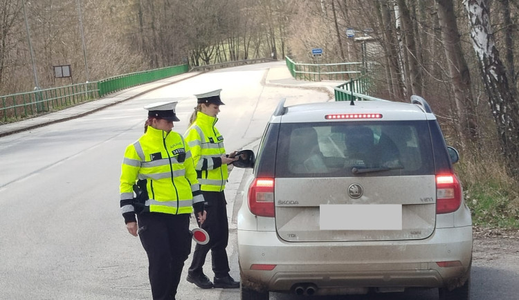 Policie se o svátcích nenudila, řidiči jezdili rychle a pili alkohol. Padaly pokuty
