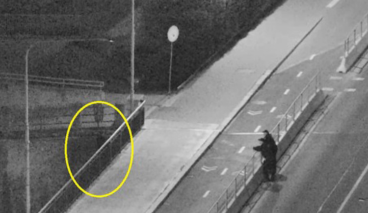 Strážníci na mostě v Přerově hovoří se ženou, která se rozhodla spáchat sebevraždu