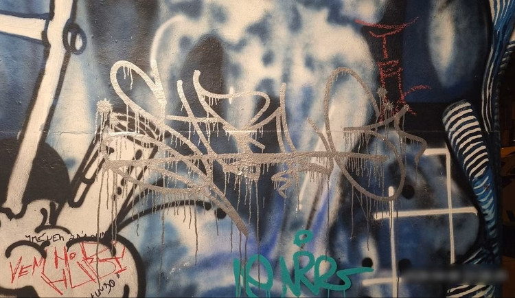 Mladík posprejoval Lomenou galerii v podchodu v Olomouci. Malby vytvořil umělec z Rakouska