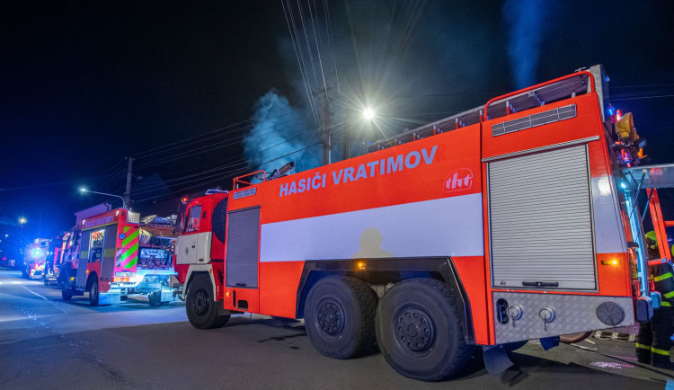 Požár v Paskově zaměstnal čtyři jednotky hasičů, jeden z nich se zranil