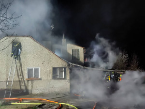 Noční zásah hasičů na Litovelsku: požár poničil část domu, škoda překročí milion