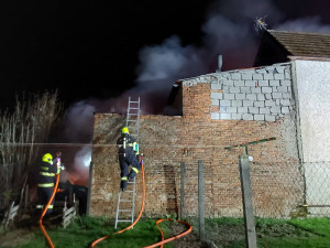 Noční zásah hasičů na Litovelsku: požár poničil část domu, škoda překročí milion