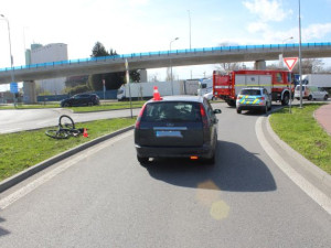 Senior na elektrokole letěl přes kapotu. Na přejezdu pro cyklisty v Přerově ho ohrozil automobil