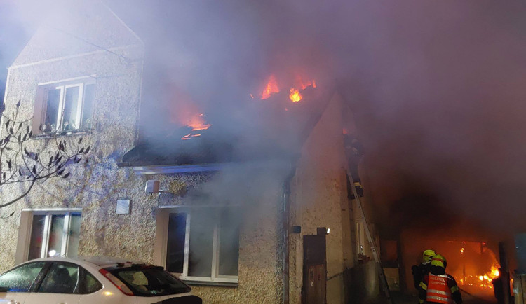 Noční zásah hasičů na Litovelsku: požár poničil část domu, škoda překročí milion