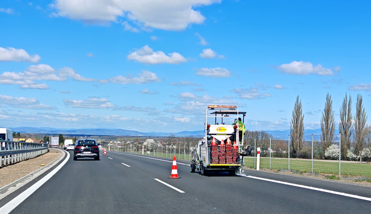 Nová D35 u Olomouce dostává finální úpravu, na vybledlé čáry si stěžovali řidiči