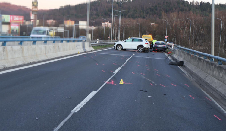 V Karlových Varech se srazila dvě auta, dva lidé skončili v nemocnici