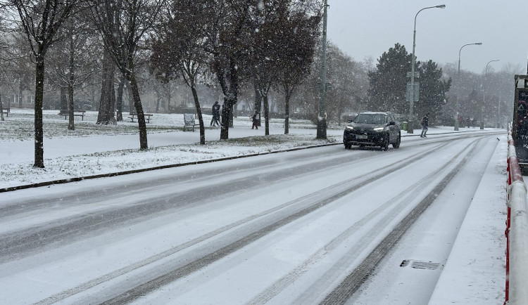 Aprílové počasí jako z učebnice. Do Prahy se má vrátit sníh