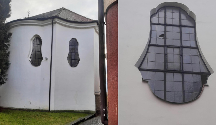 Vandal poškodil vitrážové okno kláštera. Prohodil jím kusy střešní krytiny