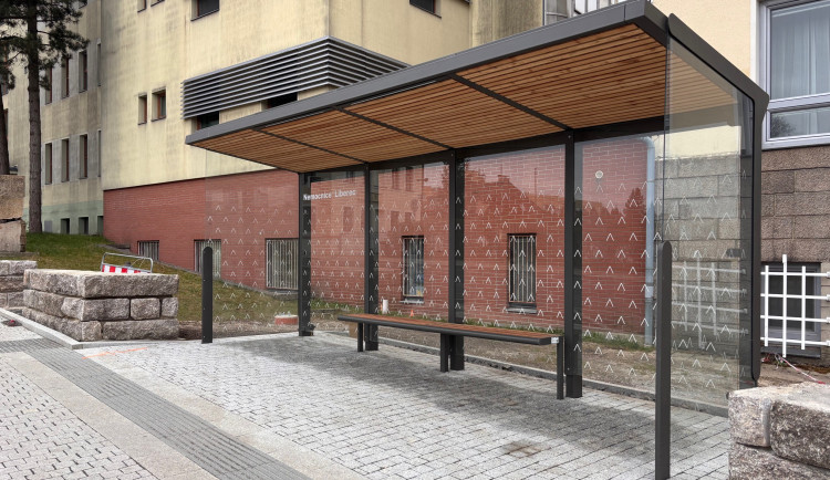 Zhotovitel včas nedodělal zastávku u nemocnice v Liberci. Stavbu teď dokončí město