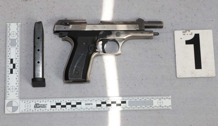 Zajištěná pistole, se kterou muž přepadl čerpací stanici v Litovli
