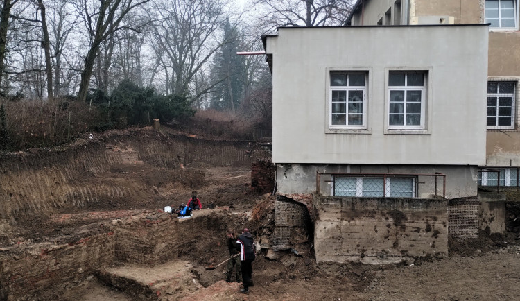 Vykopávky v centru Olomouce. Demolice garáže odkryla barokní chodby