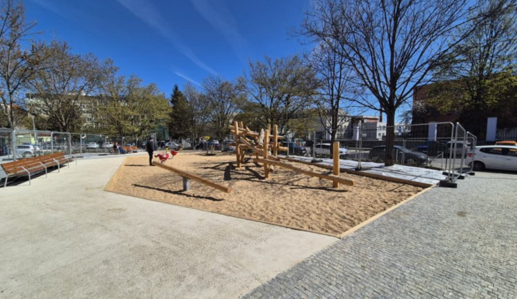 Hřiště, lavičky i šachový stolek. Parčík u vinohradské nemocnice prokoukl