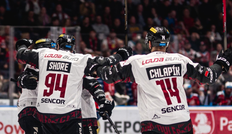 Sparta v prodloužení podlehla hokejistům Pardubic 3:4, v semifinále zatím prohrává