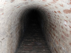 Vykopávky v centru Olomouce. Demolice garáže odkryla barokní chodby