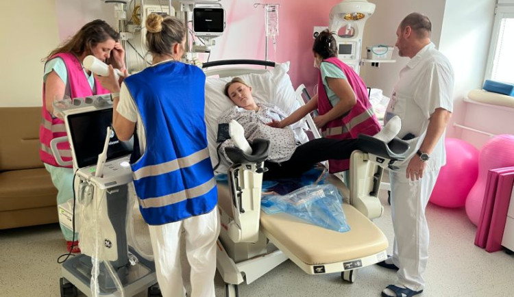 Ve Šternberku simulovali drama na sále. Šlo o výcvik porodníků