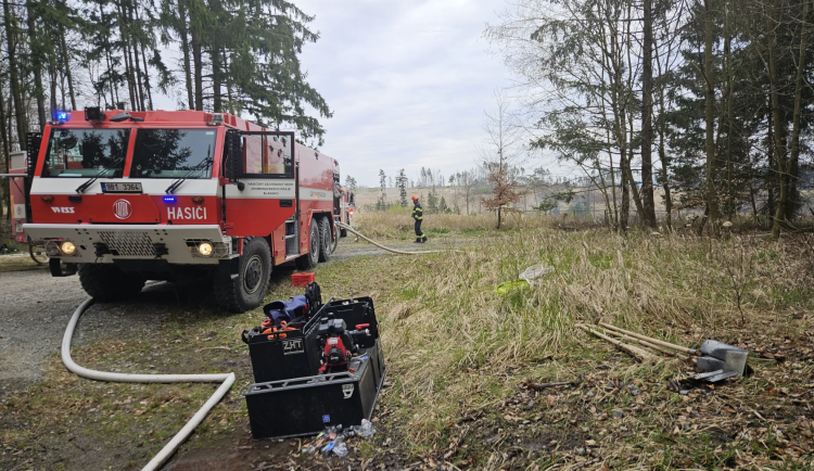 U Doubravice nad Svitavou hořel les, s hašením pomáhal policejní vrtulník