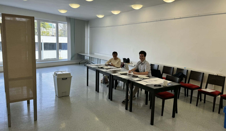 Volební místnost v Prostějově při místním referendu o bazénu