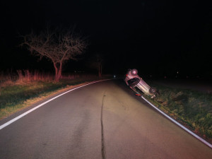 Osmnáctiletý mladík u Vikýřovic dupl na plyn a auto převrátil na střechu. Naštěstí se nikdo nezranil