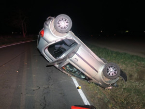 Osmnáctiletý mladík u Vikýřovic dupl na plyn a auto převrátil na střechu. Naštěstí se nikdo nezranil