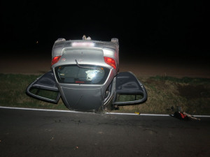 Osmnáctiletý mladík u Vikýřovic dupl na plyn a auto převrátil na střechu. Naštěstí se nikdo nezranil