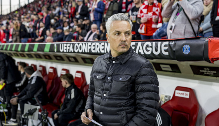 Trenér Tomáš Janotka při utkání Sigmy proti bundesligovému Mainzu v Konferenční lize