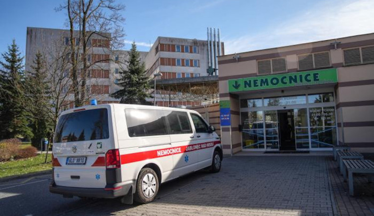 Bezdomovec v nemocnici zranil ostrahu, pak útočil na strážníky