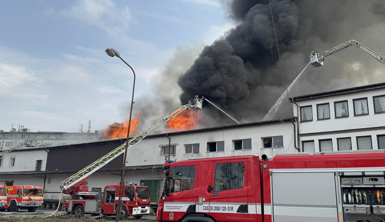Na Žižkově hořela ubytovna, hasiči zachránili lidi pomocí žebříků