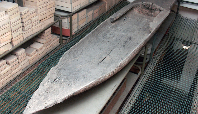 Dřevěný člun nalezený u obce Hynkov v roce 1962